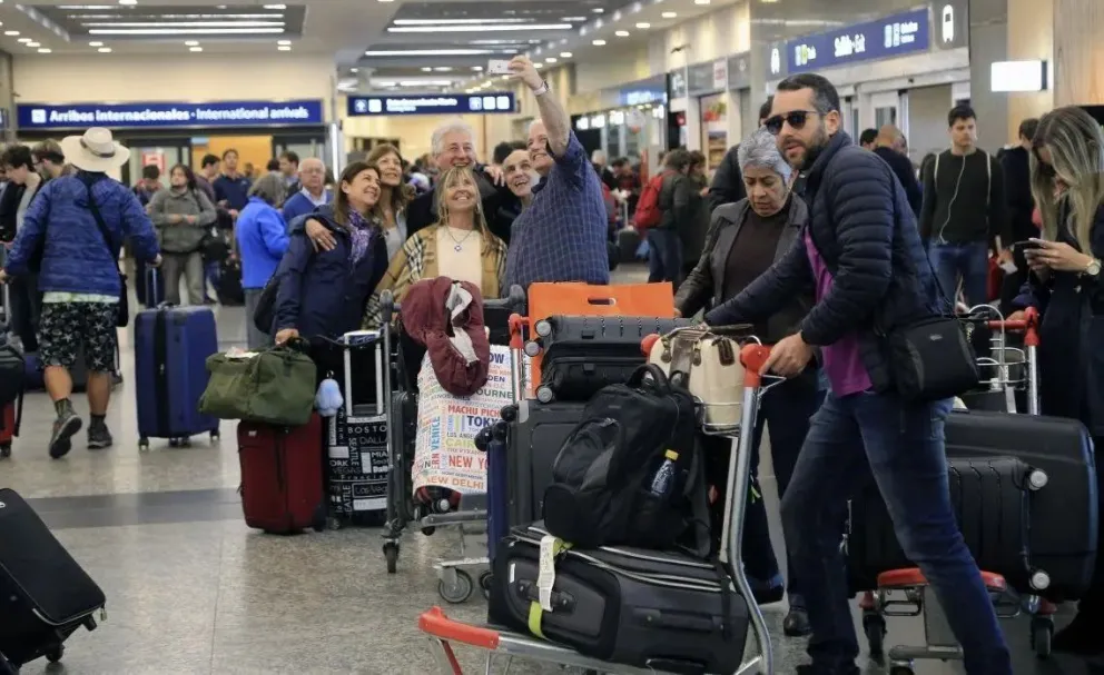 Continúa el caos en los aeropuertos argentinos por el paro de maleteros