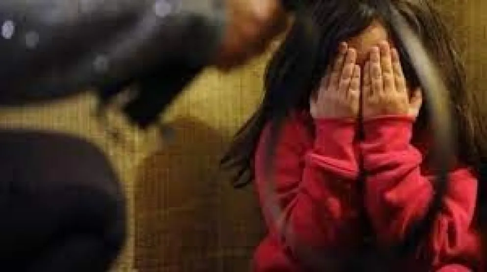 Una pareja fue detenida por abusar de sus hijos: los apresaron cuando fueron a votar