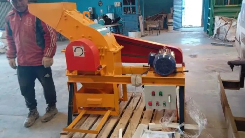 El municipio incorporó una nueva máquina Excavadora y una Trituradora de Vidrios 