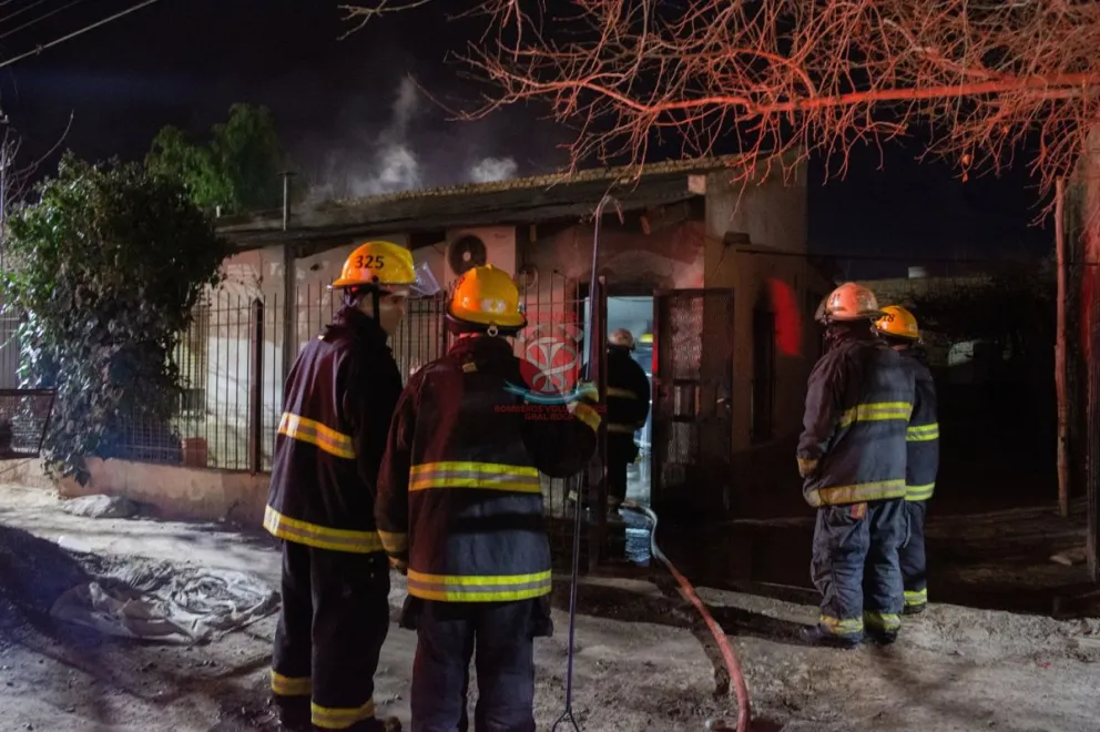 Bomberos en colaboración con los vecinos del lugar, lograron apagar un incendio en un barrio de Roca