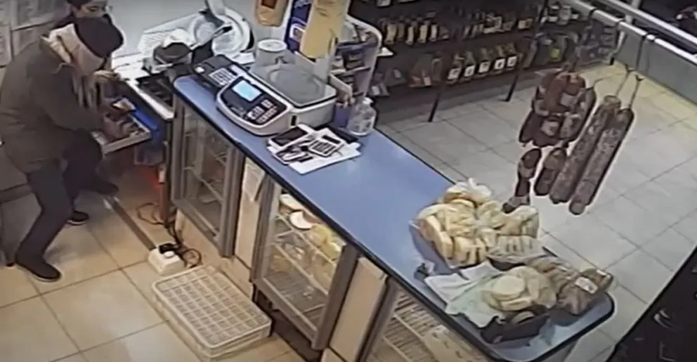 VIDEO: Asaltaron una céntrica fiambrería de Roca a plena luz del día