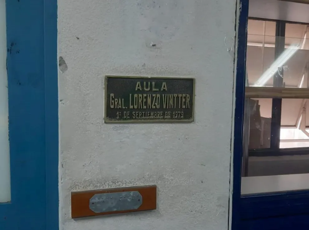 Desapareció la bandera mapuche que cubría la placa Lorenzo Vintter en FADECS 
