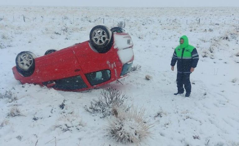 VIDEO: Una mujer viajaba de regreso a Roca y despistó a causa de las intensas nevadas