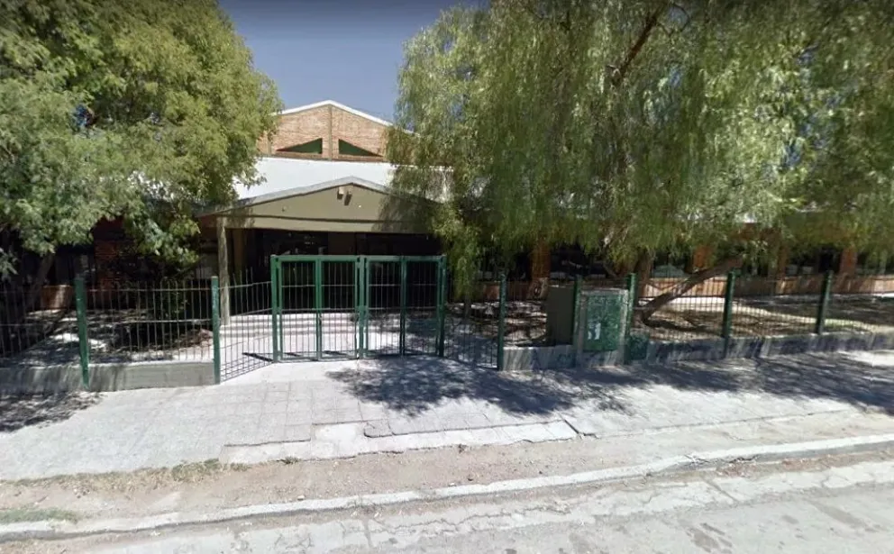 Evacuaron un colegio de Roca: Bomberos y policía realizaron un fuerte operativo