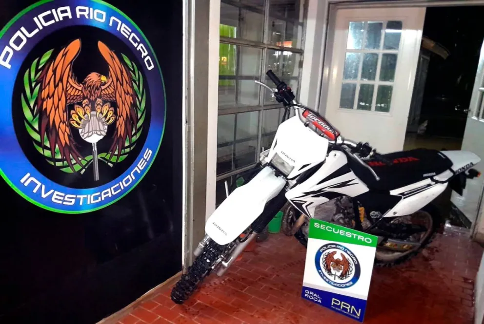 Vio a la policía, tiro la moto robada y huyó a pie por calle San Juan 