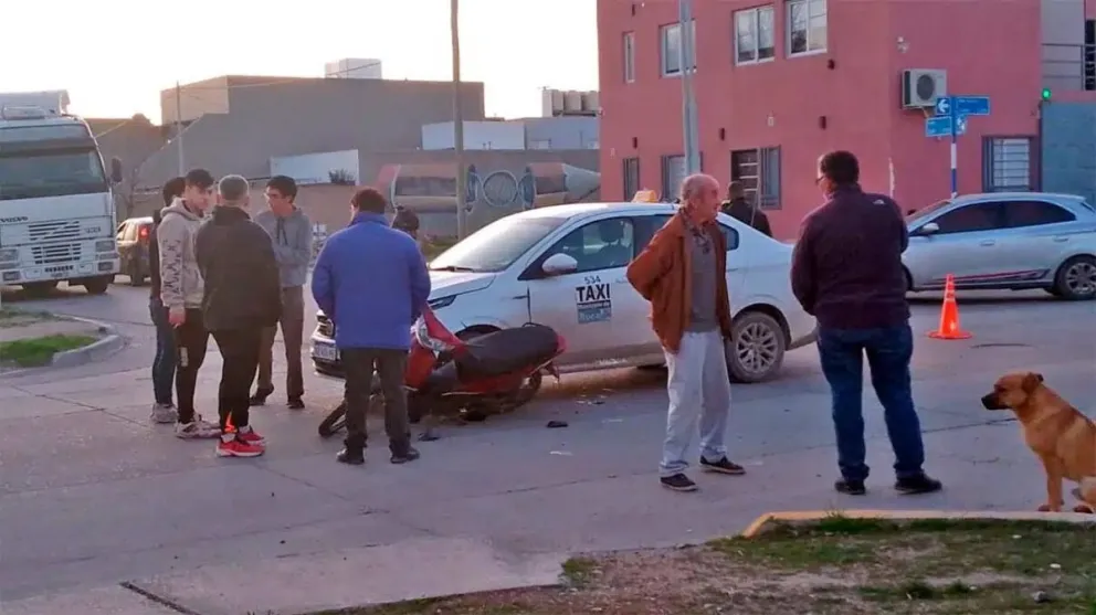 Una mujer fue trasladada al hospital tras un fuerte choque entre un taxi y una moto