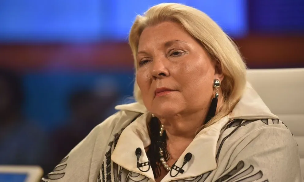 Elisa Carrió renuncia a su candidatura por problemas de salud y desacuerdos políticos.