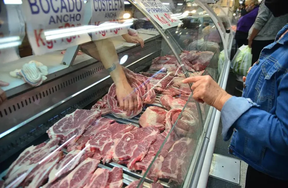 Un gesto de corazón: Un carnicero dona bolsones de carne para personas necesitadas
