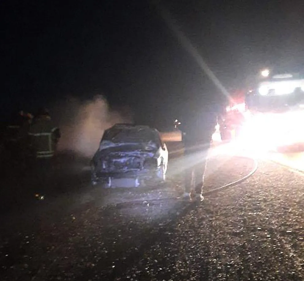Un hombre de Roca circulaba por Ruta 22 cuando se le prendió fuego el auto