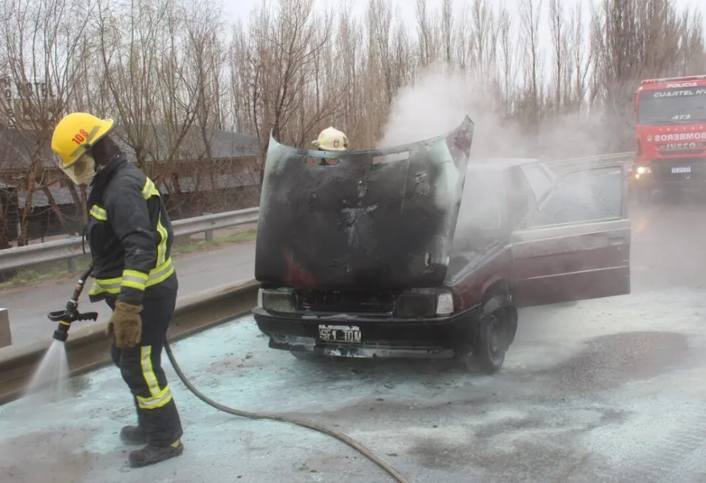 Volvía con su auto nuevo y se le prendió fuego
