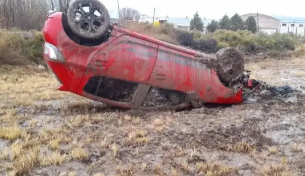 Pasó por encima de un pozo lleno de agua y terminó volcando sobre Ruta 22