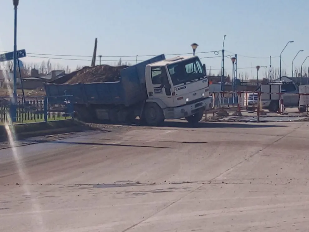 Directo al pozo: un camión cayó mientras realizaban obras cloacales
