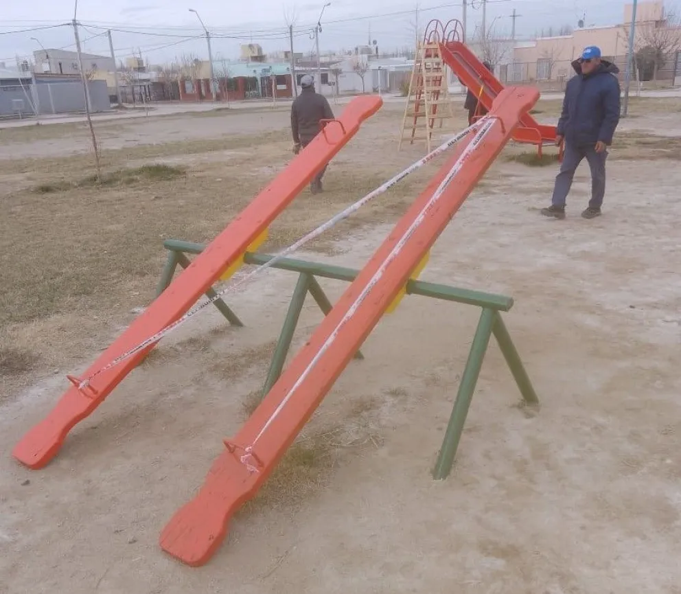 Pintaron los juegos de plaza y realizaron arreglos previo al Día de las Infancias