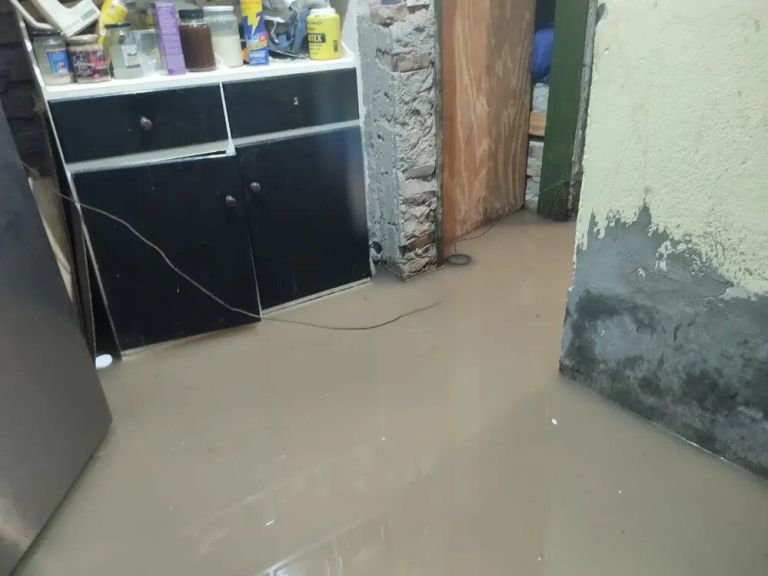 “No se puede ni respirar”: tras la lluvia, el agua de cloacas inundó viviendas en Roca
