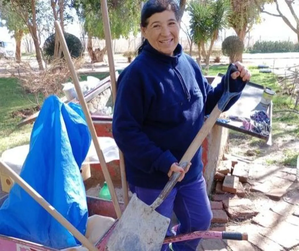 Le regalaron una pala a la empleada municipal que había sufrido el robo de la herramienta 