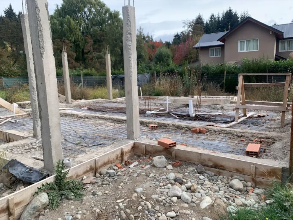 Entregó los ahorros de su vida a una constructora de Roca y cayó en una estafa millonaria