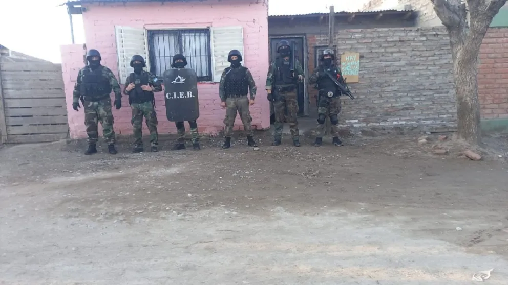 Desarticularon un kiosquito narco: 40 envoltorios de marihuana, dinero en efectivo, y una moto 