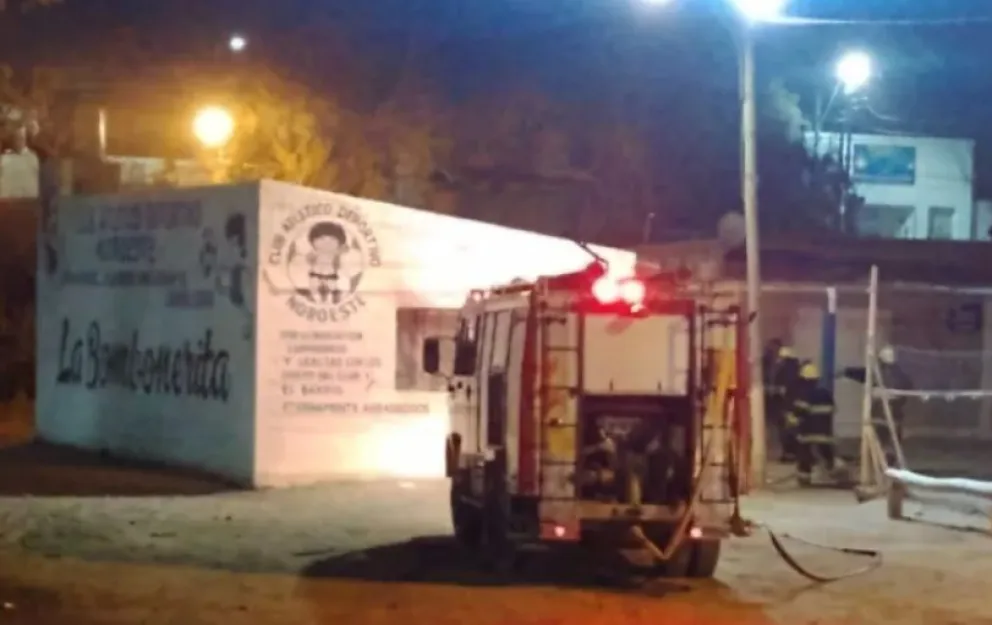 Una bomba molotov provocó el incendio del vestuario del Club Noroeste 