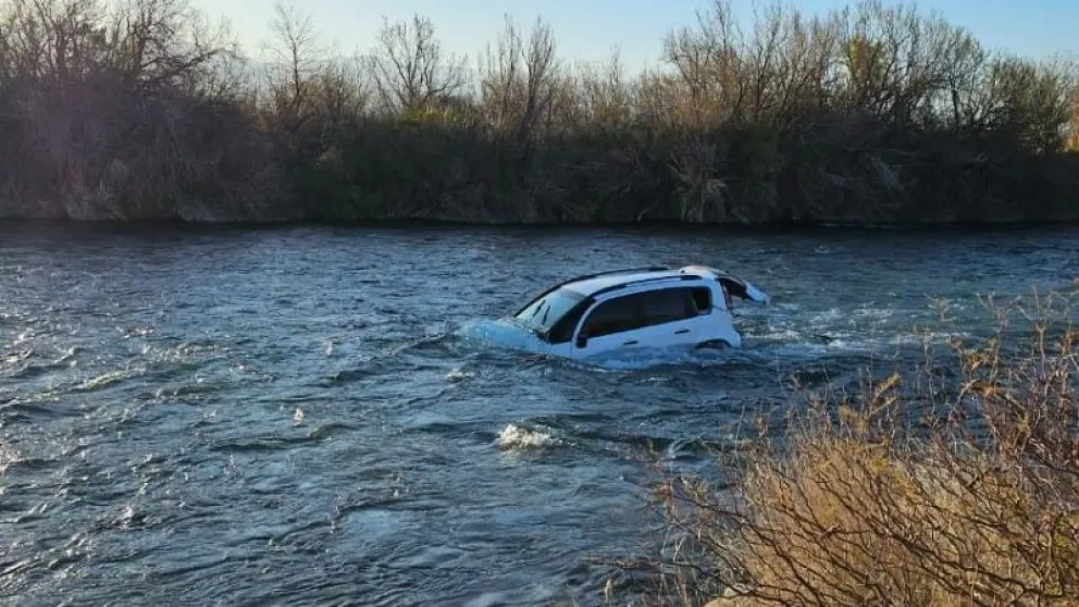 Dos niños jugaban dentro de un auto, pusieron la marcha y terminaron en un río: resultaron ilesos