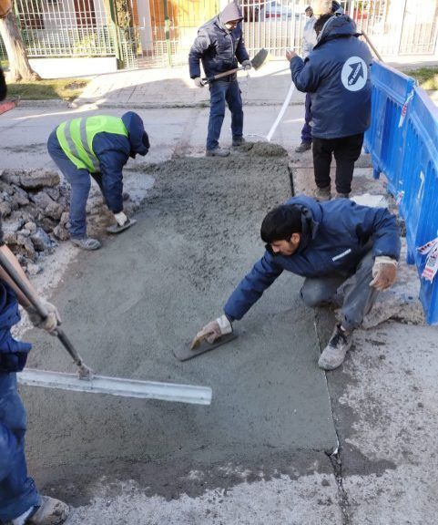 Se extiende el plan de bacheo y reparación de pavimento en distintas calles de Roca