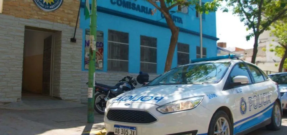 Atrapan a joven robando bicicleta de un estacionamiento 