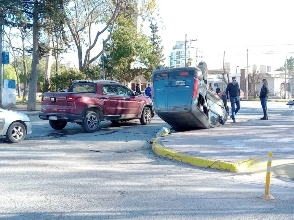 Choque en Don Bosco y Canalito: deja un vehículo volcado y una persona herida