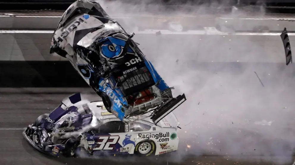 Video impresionante en la Nascar: piloto salió ileso tras dar más de 10 vueltas con su auto
