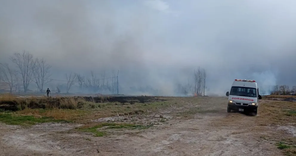 Incendio de grandes dimensiones amenazó vivienda y vehículo 