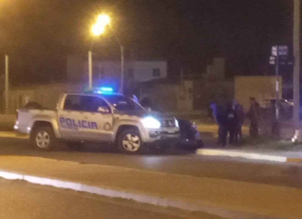 Fuerte choque entre un auto y una motocicleta en zona norte