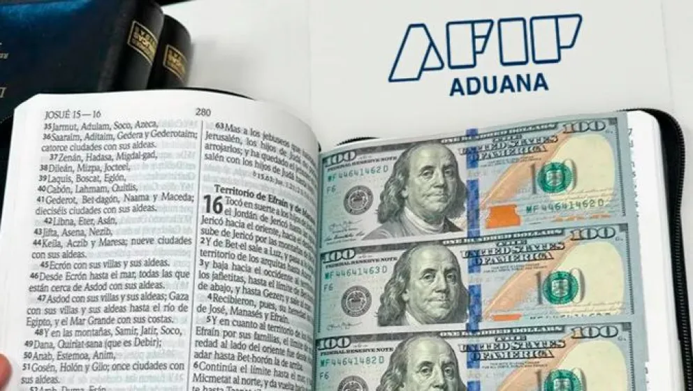 Millonario hallazgo en Ezeiza: biblias escondían casi US$17.000 para enviar a EE.UU.