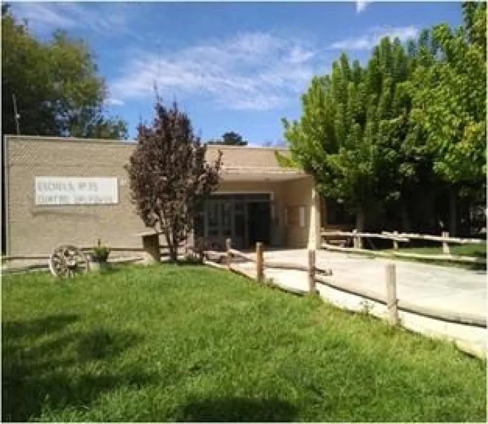 Abrazo simbólico a modo de protesta en escuela rural de Roca 