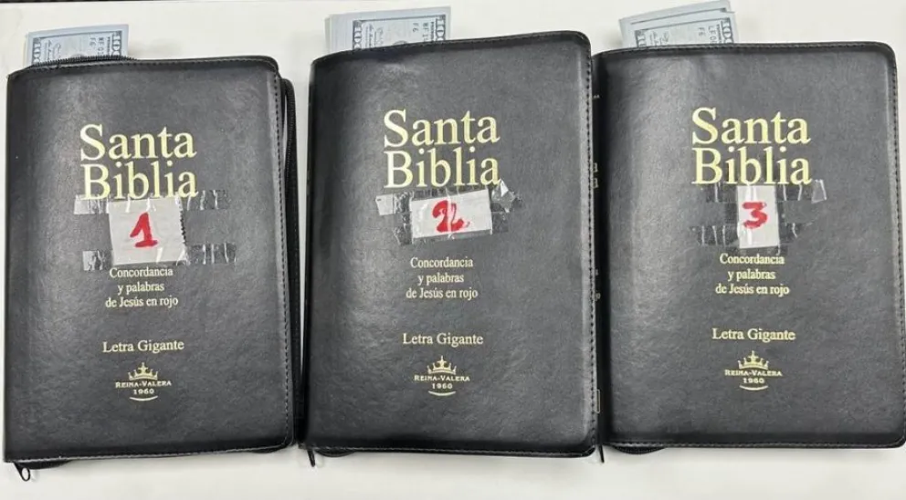Contrabando frustrado: querían sacar del país 17.000 dólares ocultos en biblias