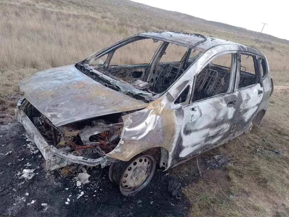 Viajaban desde la capital a Roca y se les prendió fuego el auto 