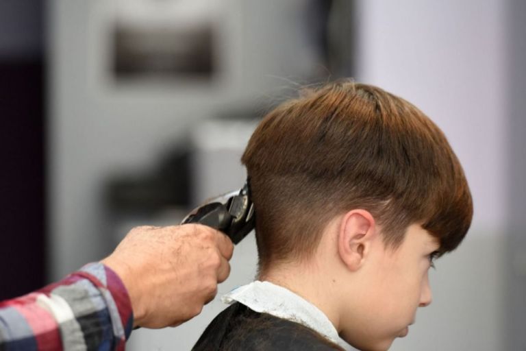 Los cortes de pelo están despertando el brote de una enfermedad altamente contagiosa