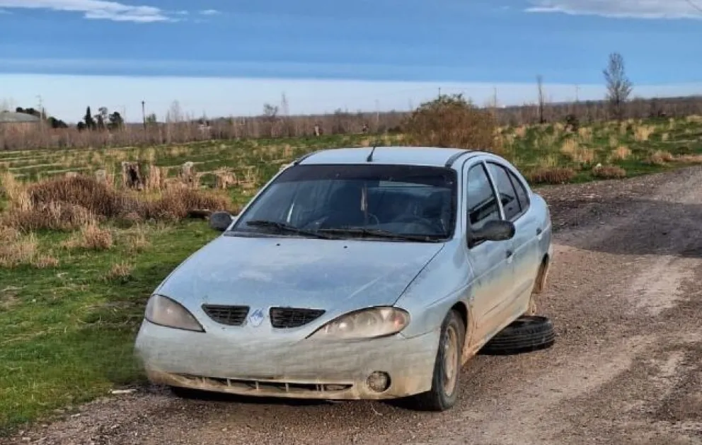 Robaron un auto durante la madrugada y lo dejaron abandonado en una chacra 