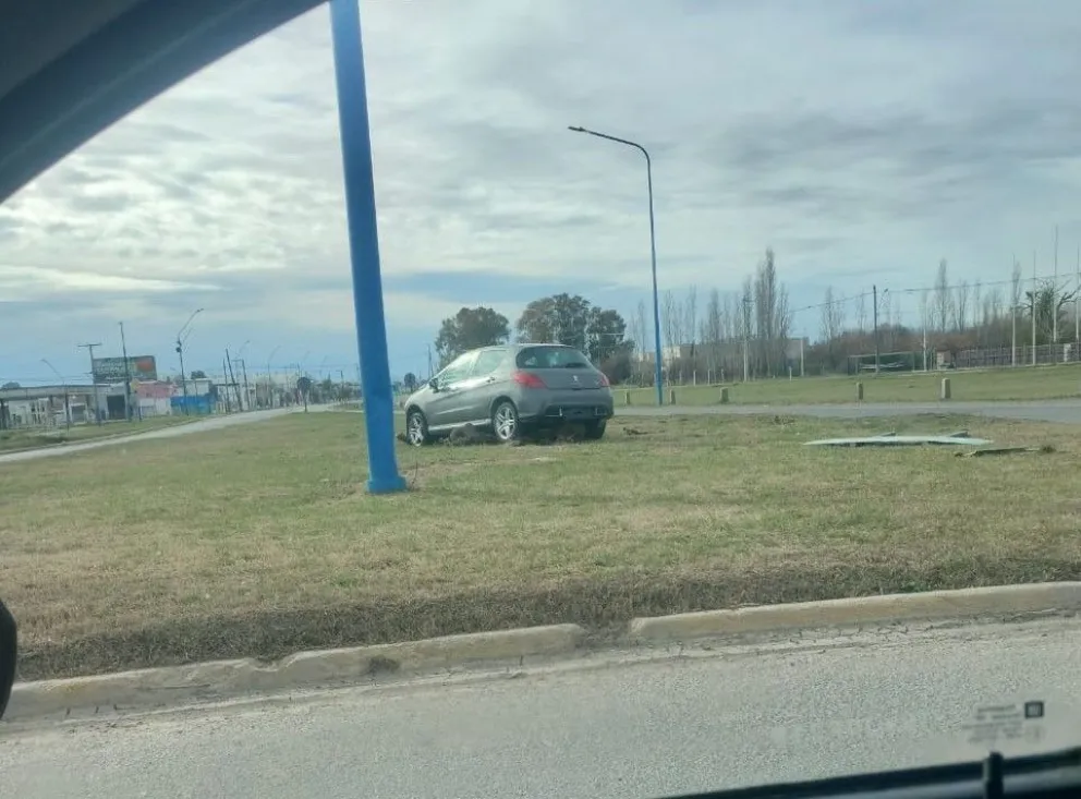 Pasó por encima de un pozo y su vehículo terminó sobre la rotonda de Ruta 22