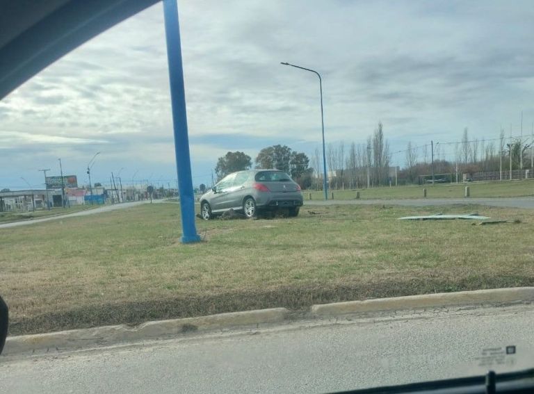 Pasó por encima de un pozo y su vehículo terminó sobre la rotonda de Ruta 22