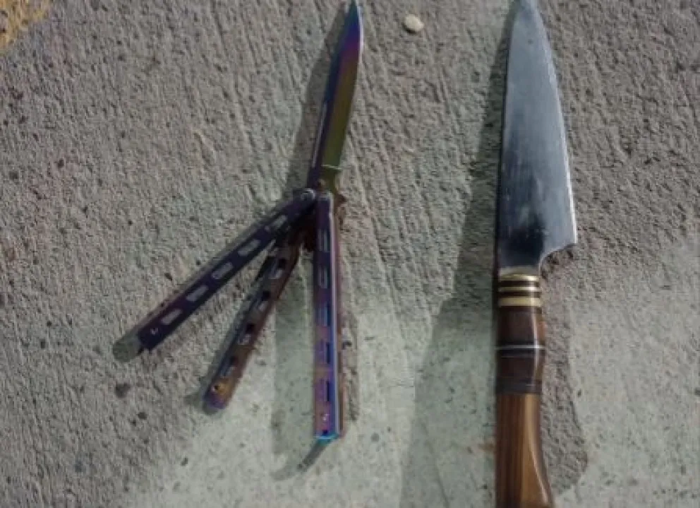 Un adolescente de 13 años le dio tres puñaladas por la espalda a un joven de 15 