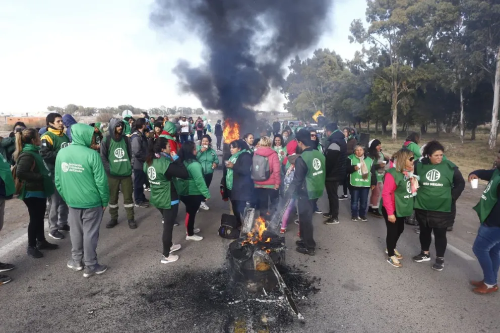 Transito interrumpido: ATE bloquea los accesos a Rio Negro 