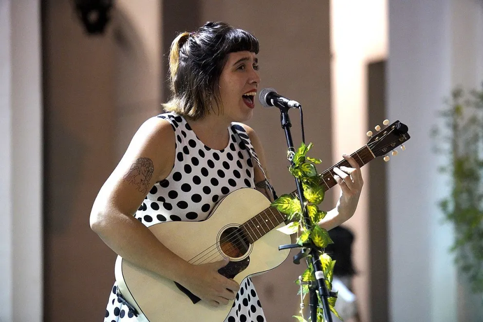 Roca se cubre los oidos de música: una artista internacional se presentará este miércoles