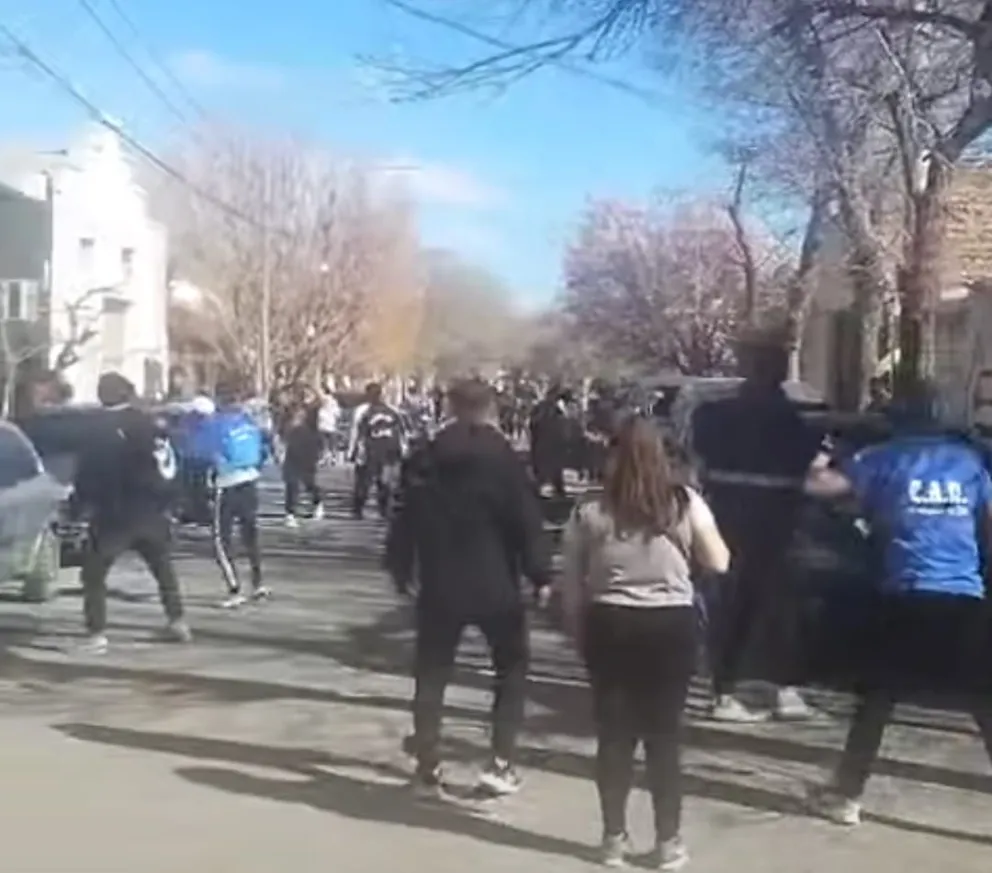 Hinchas del Deportivo Roca y Atlético Regina a los piedrazos en la tercera fecha de La Liga Confluencia