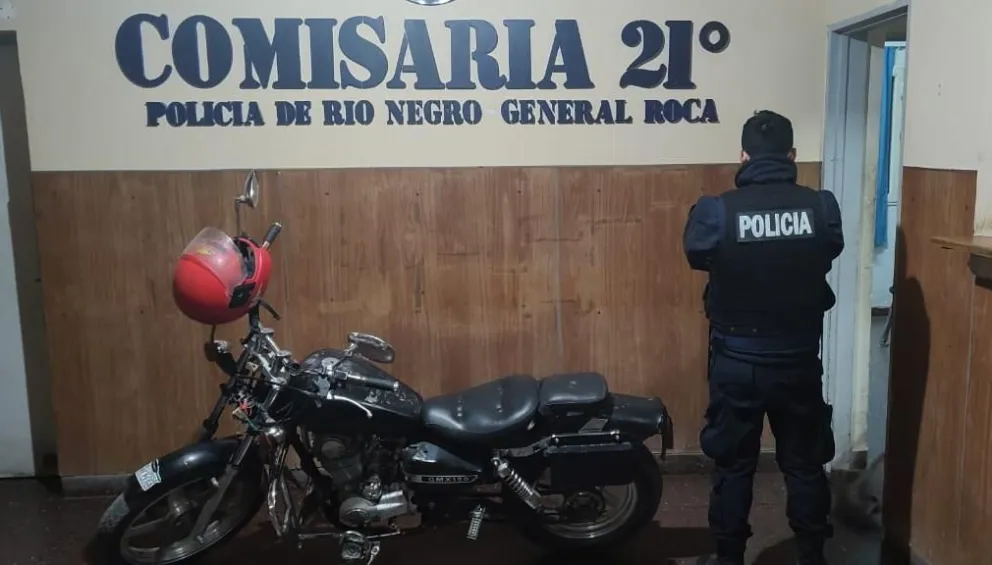 La policía los detuvo en una moto chopera robada y sin patentes