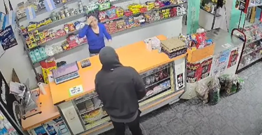 VIDEO. “Dame todo porque te meto un tiro”: asaltaron un almacén en el noroeste de Roca