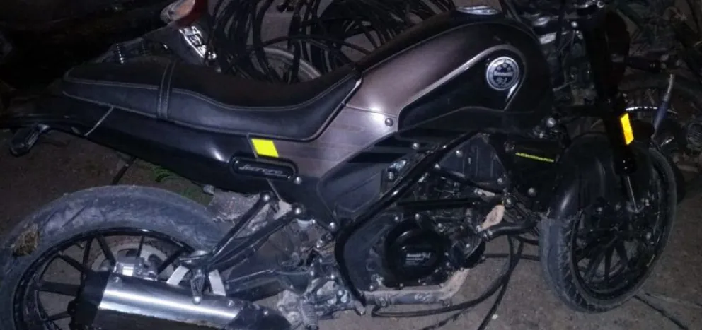 ¡Como si nada! Circulaba con una moto robada sin patente y fue detenido