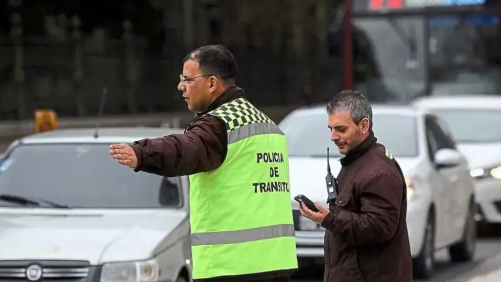 Neuquén: una mujer atropelló a dos inspectores por escapar de un control vehicular
