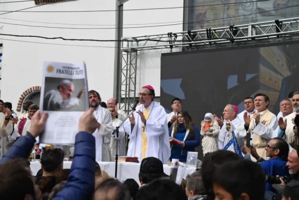 Multitudinaria misa de desagravio en defensa del Papa Francisco
