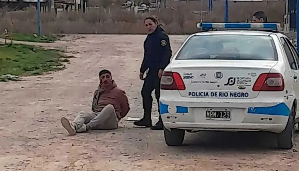 Tres albañiles lincharon a un delincuente cuando intentaba robar bicicletas de una vivienda