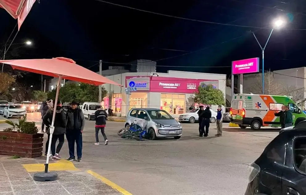 Choque a un motociclista en el centro de Roca