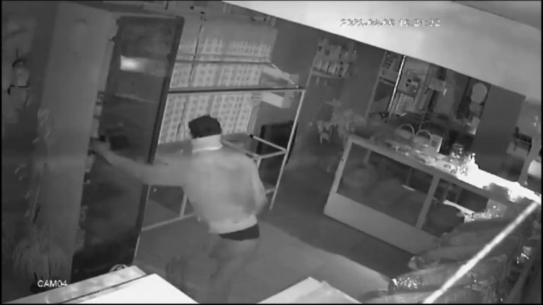 VIDEO: un boquetero irrumpió en una panadería y se robó la mercadería