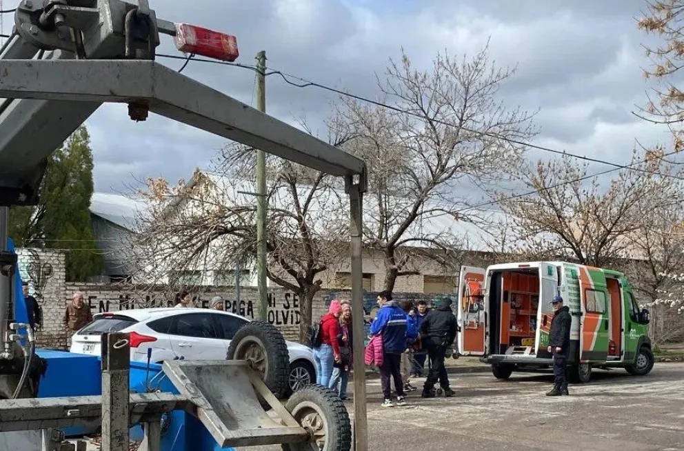 Se descompensó mientras manejaba y chocó a una pareja de motociclista